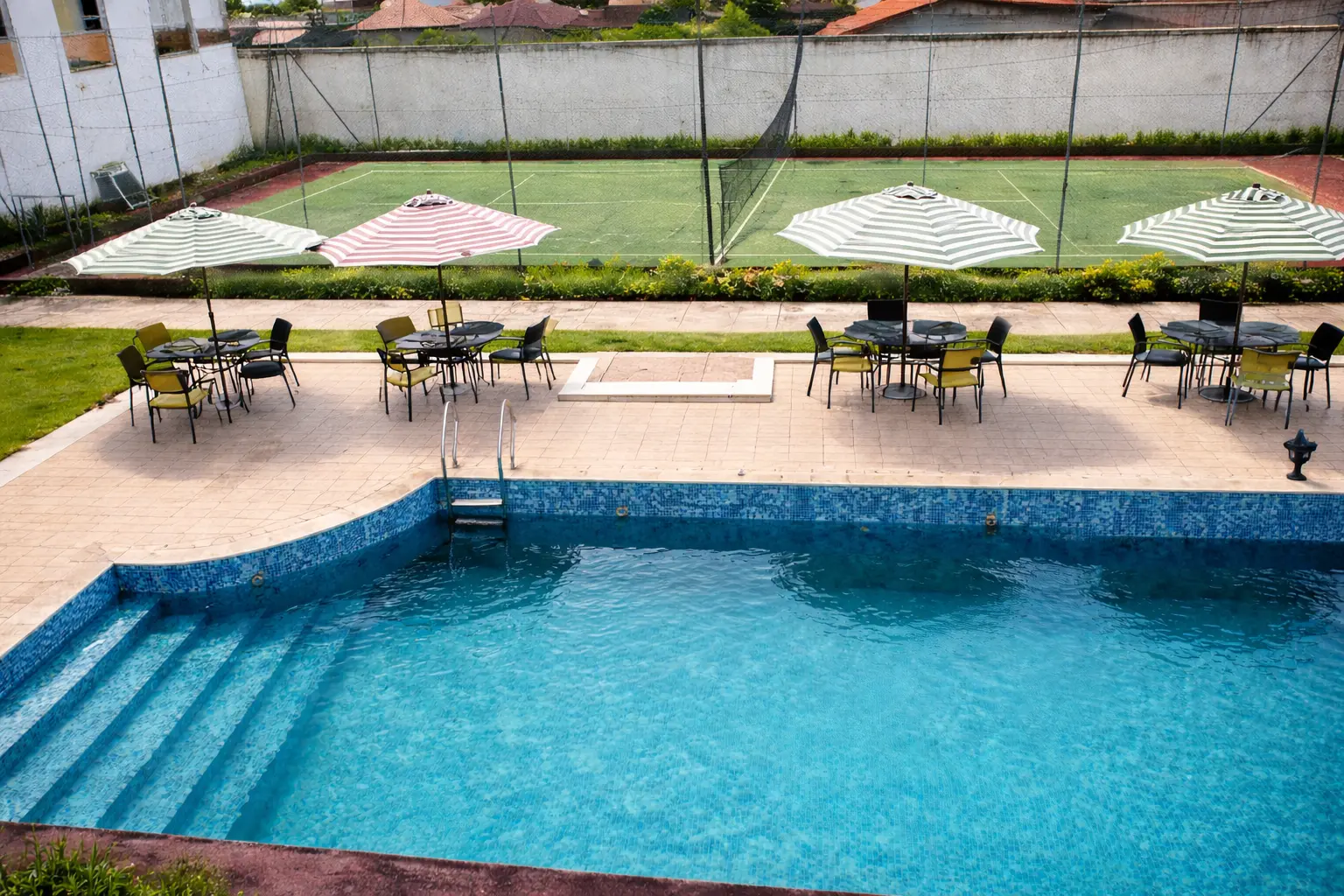 Terrain de Tennis et Façade du 2ème bâtiment